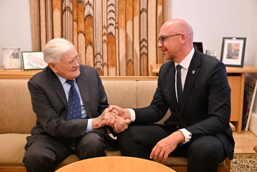 Su prezidentu Valdu Adamkumi.