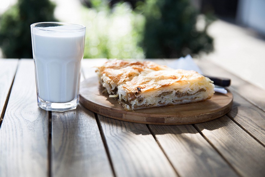 Į Caffè Bonego kelis kartus per savaitę atvyksta specialus šefas vien tam, kad stipriomis raumeningomis rankomis išsuktų burekų pagrindą – ploną it šilkas tešlą, kuri vėliau sluoksnis po sluoksnio virsta gardžiu pyragu, dažniausiai valgomu pusryčiams su kefyru. Foto: Laura Vi Photography.