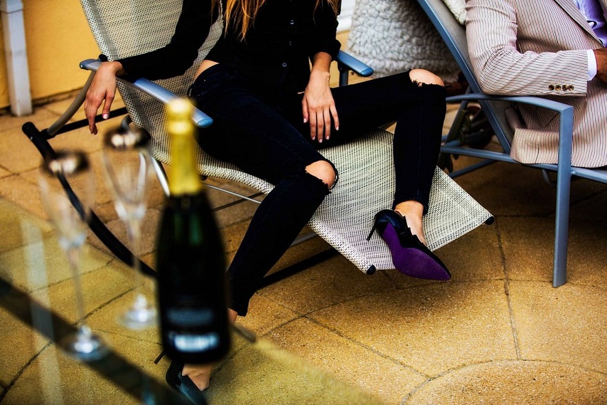 Pasitraukit Christiano Louboutin'o raudonpadžiai. Netrukus moterys avės aukštakulnius violetiniais padais.