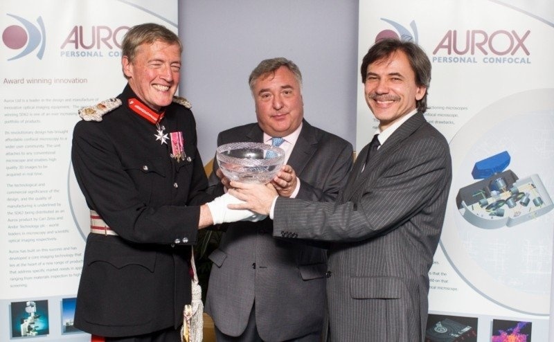 Iš kairės: Britų imperijos ordinu (Order of the British Empire, OBE) tituluotas, teismo ir vykdomosios valdžios vadovas (Lord Lieutenant) Oksfordšyro grafystėje Tim Stevenson Anglijos karalienės premiją įteikia Aurox įmonei: profesoriui Tony Wilson ir daktarui Rimvydui Juškaičiui. Foto: aurox.co.uk.
