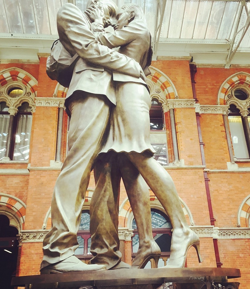 St Pancras stoties žymioji skulptūra.