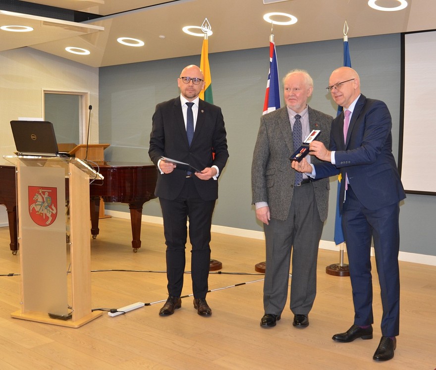 Ambasadorius Renatas Norkus užsienio reikalų ministro Gabrieliaus Landsbergio vardu įteikė garbės ženklo ,,Už pasaulio lietuvių nuopelnus Lietuvai“ medalį Romui Kinkai, lietuvių literatūros vertėjui, lietuvių kalbos mokytojui ir aktyviam visuomenininkui už jo nuopelnus puoselėjant lietuvybę ir indėlį į nepriklausomos Lietuvos kūrimą. Foto: Renata Druskytė.