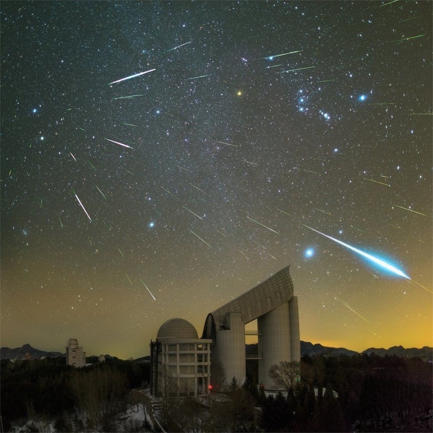 Skriejantys meteorai virš observatorijos Kinijoje. Foto: Yu Jun.