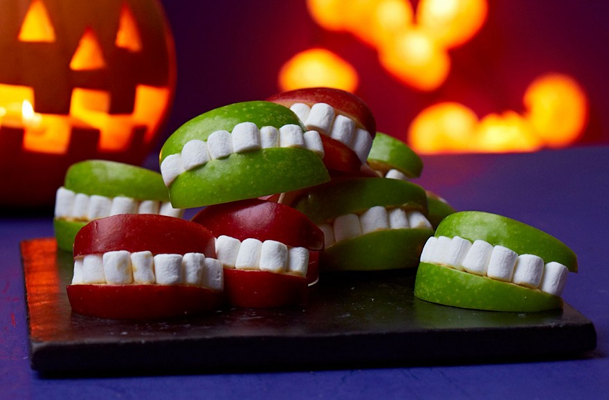 Obuoliai, riešutinis sviestas ir zefyriukai virto trolio dantimis. Foto ir receptas: http://realfood.tesco.com/recipes/troll-lips.html