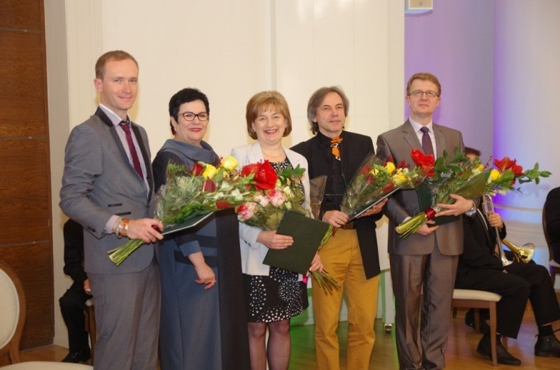 Penkiems užsienio lietuviams įteiktos jubiliejinės mokslo premijos. Iš kairės: Australijoje dirbantis puslaidininkių fizikas Almantas Pivrikas, laikinai švietimo ir mokslo ministro pareigas einanti Audronė Pitrėnienė, mokslininkė odontologė Jolanta Aleksejūnienė iš Kanados, Jungtinėje Karalystėje gyvenantis lazerių specialistas Rimvydas Juškaitis, Čekijoje dirbantis lituanistas Vaidas Šeferis. Foto: Švietimo ir mokslo ministerija.