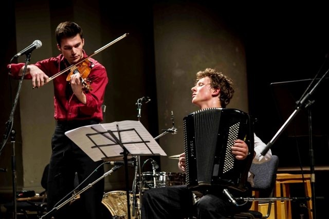 Akordeonistas Martynas Levickis su grupe. Foto: Julius Milius.