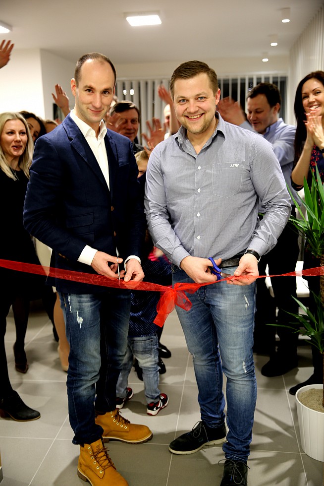 Ovidijus Blankas ir Donatas Druktenis odontologijos kliniką atidarė pačiame Crawley miesto centre.