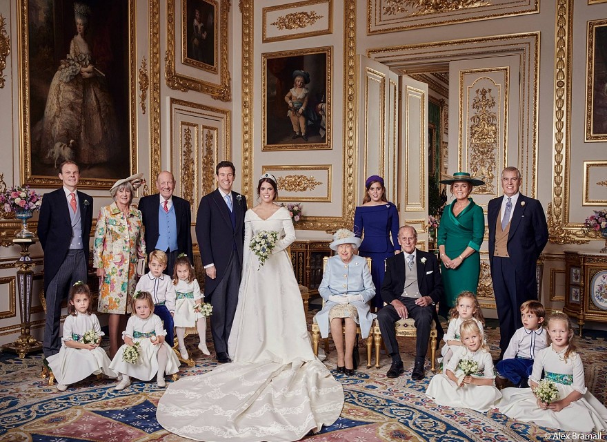 The newly married couple are pictured in the White Drawing Room, Windsor Castle with their bridal party including The Queen and The Duke of Edinburgh. 
Middle row (left-to-right): Prince George; Princess Charlotte; Her Majesty The Queen; The Duke of Edinburgh; Miss Maud Windsor; Master Louis De Givenchy.
Front row: Miss Theodora Williams; Miss Mia Tindall; Miss Isla Phillips; Miss Savannah Phillips.
Back row (left to right): Mr Thomas Brooksbank; Mrs Nicola Brooksbank; Mr George Brooksbank; Princess Beatrice of York; Sarah, Duchess of York; The Duke of York. Foto: Alex Bramall /The Royal Family.