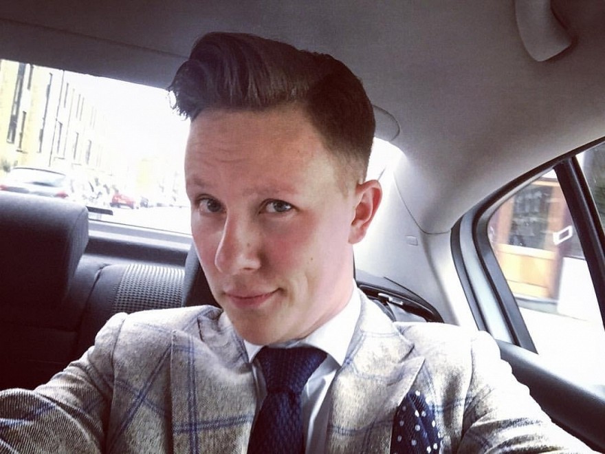 'Nervous but very ‪#‎happy‬. On the way to ARAM AWARDS. ‪#‎royal‬ ‪#‎academy‬ of ‪#‎music‬ ‪#‎associate‬', - prieš ceremoniją Facebook'e rašė Martynas.