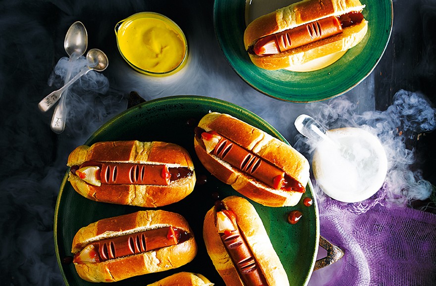 Suvožtinis iš pirštelių. Receptas ir foto: http://realfood.tesco.com/recipes/severed-finger-rolls.html.