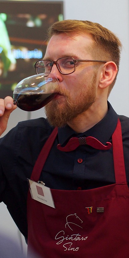 "Vynas yra tarsi šuo, randa savo šeimininką, atsigula jam šalia kojų ir taip jie gražiai gyvena", - sako Modestas.