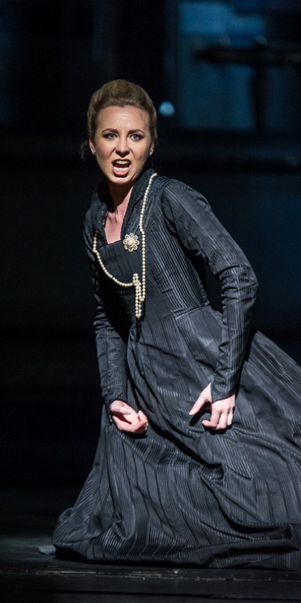 Justina scenoje.