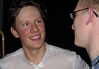 Lietuvos Talentų 2010 nugalėtojas Martynas Levickis bendrauja su vakaro svečiais .Foto: Einaras Vildė.