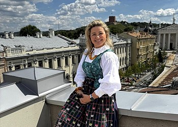 Tautadienis antrus metus kviečia puoštis tautiniu ar baltišku kostiumu
